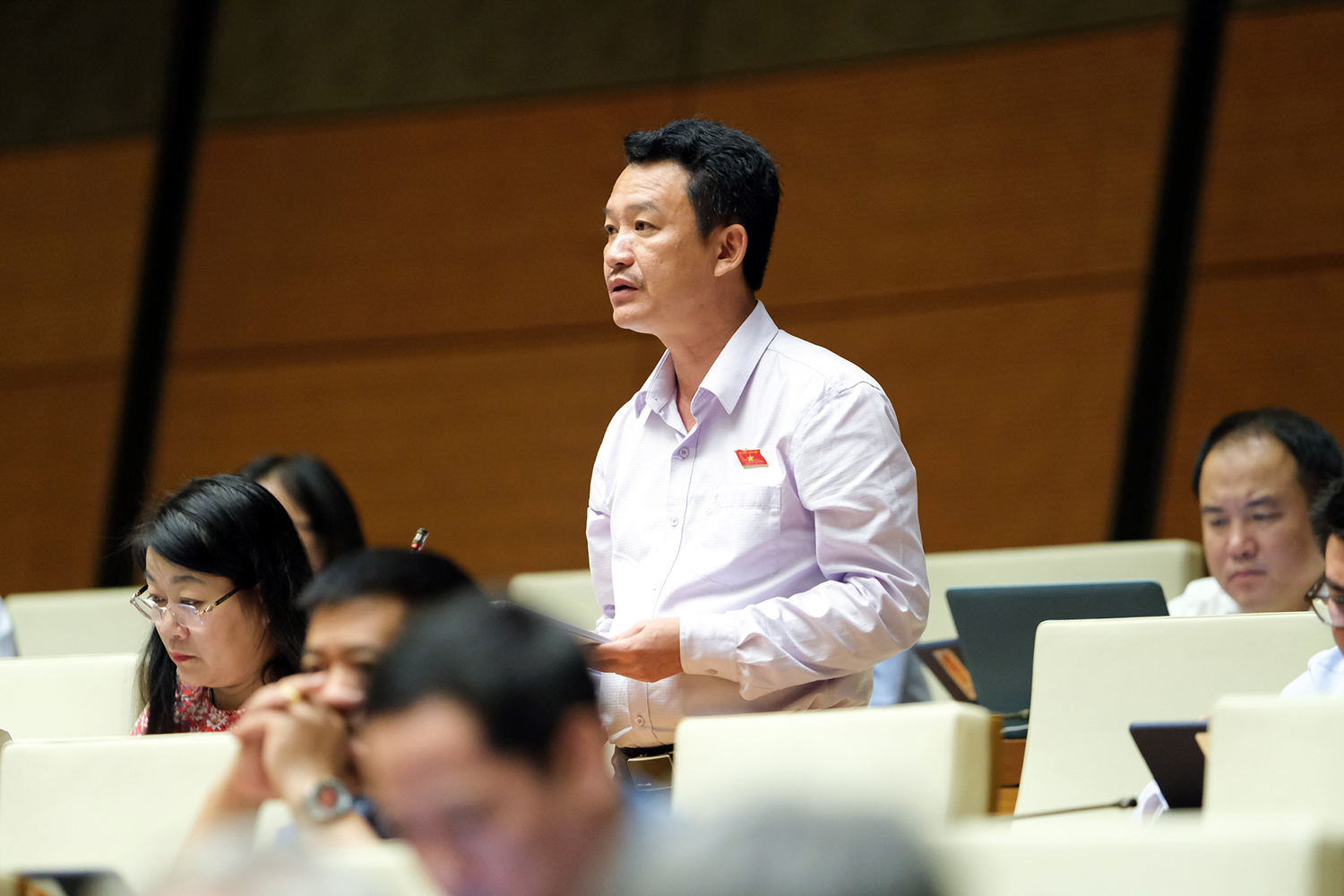 Đại biểu Trần Quang Minh thảo luận tại hội trường về Luật Thi đua khen thưởng (sửa đổi)
