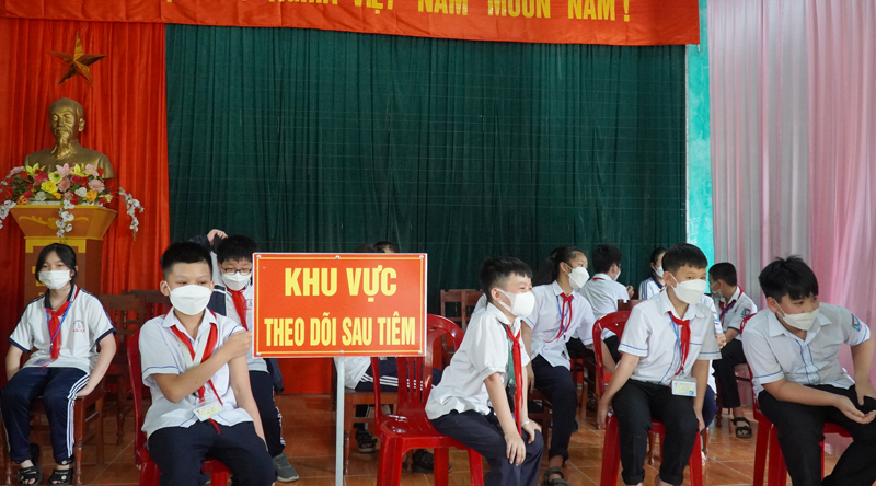 Trẻ sau khi tiêm vắc xin được theo dõi sát sao, bảo đảm an toàn khi rời điểm tiêm chủng.