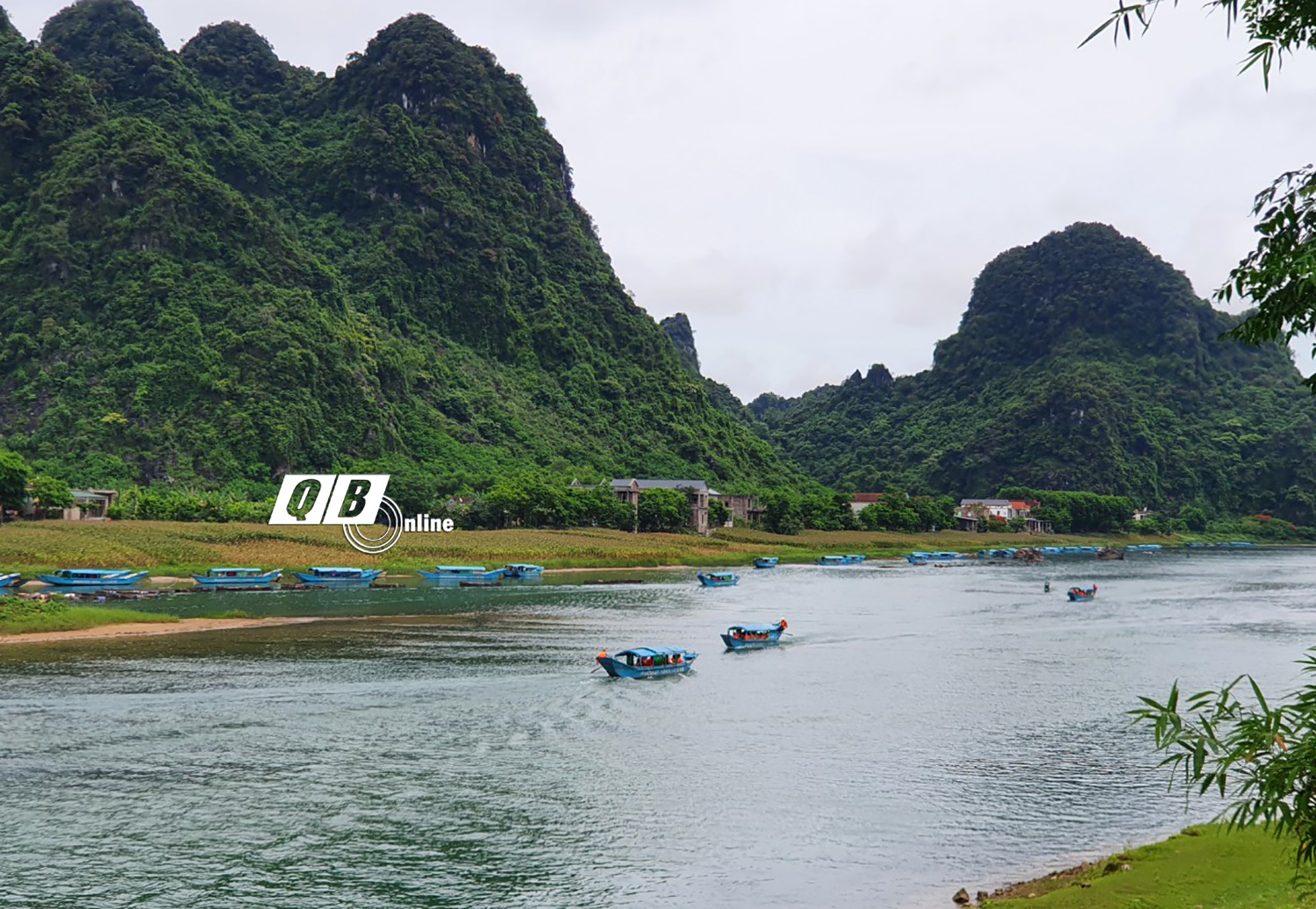 Du khách ngược dòng Son tham quan động Phong Nha.