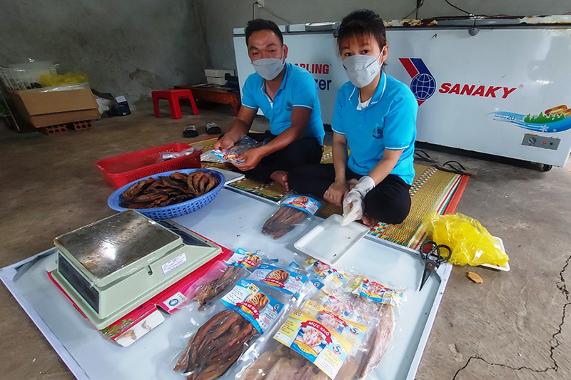 Chế biến cá lóc khô tẩm gia vị là hướng đi mới giúp người dân tiêu thụ sản phẩm cá lóc tươi tại địa phương, tránh được tình trạng được mùa, rớt giá.