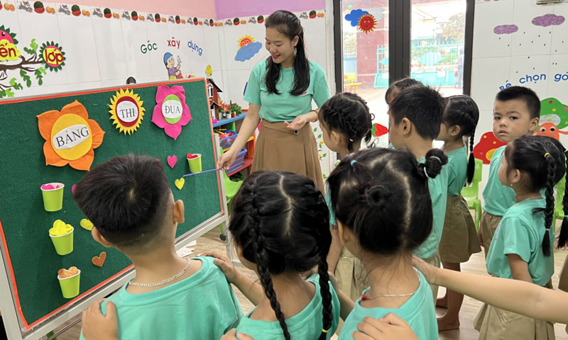 Cô giáo Hoàng Thị Dung luôn nỗ lực để làm tốt vai trò “người mẹ thứ 2” của trẻ.