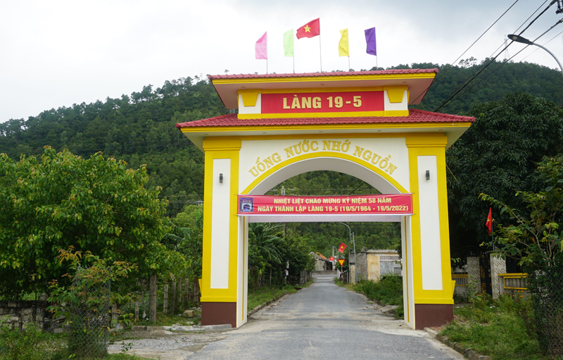 Cổng làng 19 tháng 5.
