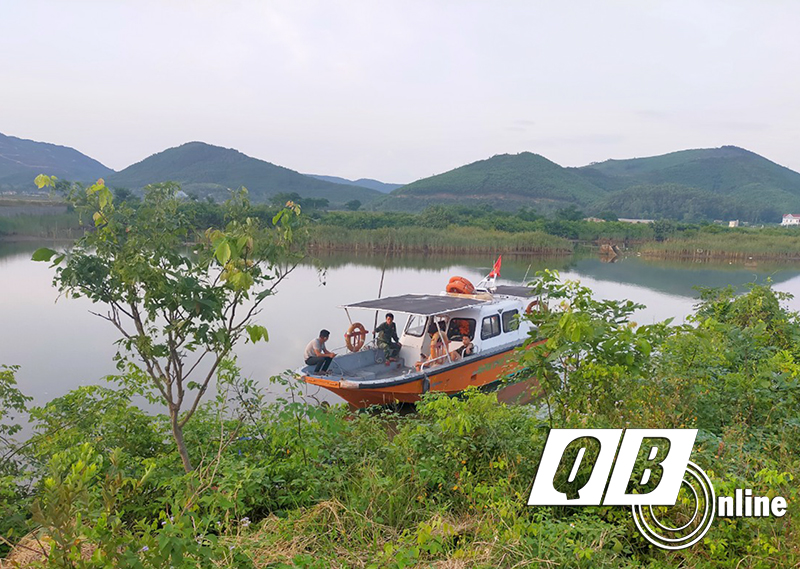 Các lực lượng chức năng tìm thấy thi thể anh Nguyễn Văn Quốc đưa vào bờ.