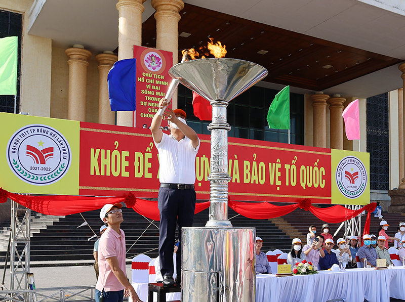 Đồng chí Bí thư Thành ủy Đồng Hới Trần Phong, thắp đuốc khai mạc đại hội.
