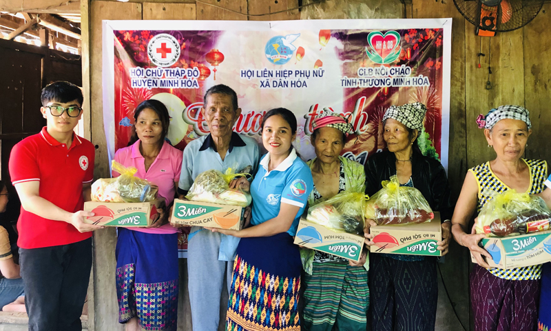 trao 24 suất quà cho các hộ gia đình khó khăn 