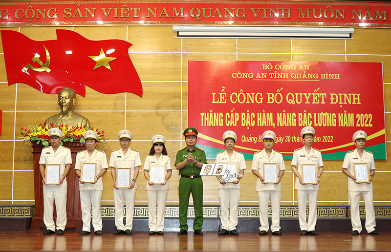 Lãnh đạo Công an tỉnh trao quyết định việc thăng cấp bậc hàm, nâng bậc lương cho cán bộ, chiến sỹ năm 2022.