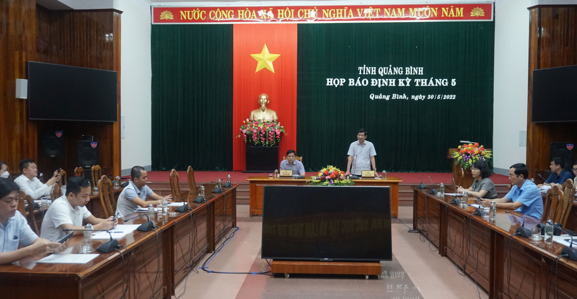 Toàn cảnh buổi họp báo định kỳ tháng 5.