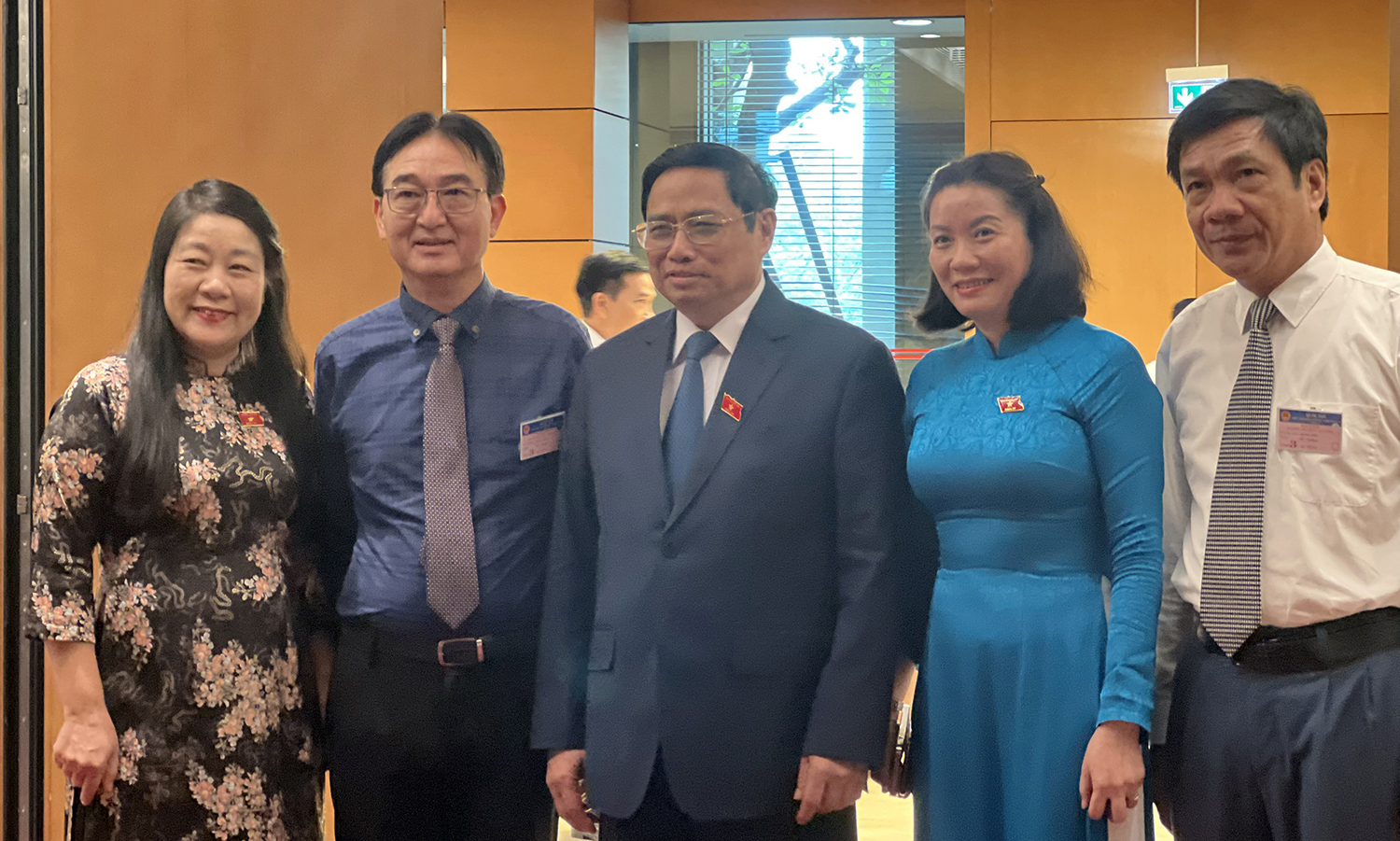  Các ĐBQH và lãnh đạo HĐND tỉnh, sở, ngành chụp ảnh lưu niệm cùng Thủ tướng Chính phủ Phạm Minh Chính bên lề phiên họp