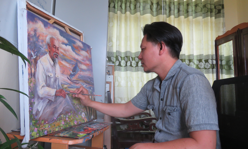Họa sĩ Nguyễn Lương Sáng vẽ chân dung Bác Hồ.