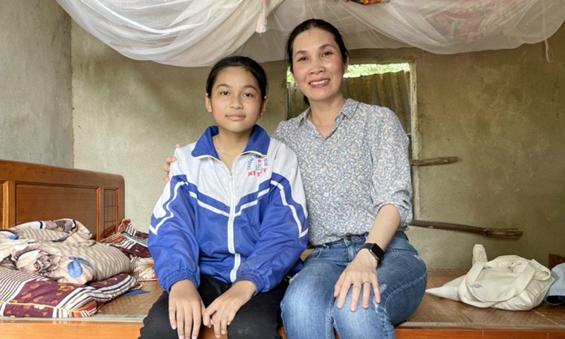 Em Hà Thị Vân Dung trong ngôi nhà nhỏ của mình.
