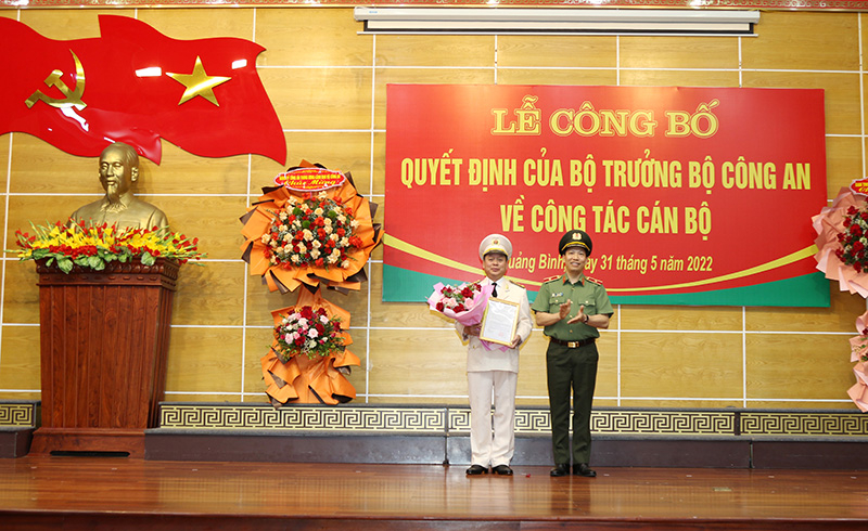 Thừa ủy Bộ trưởng Bộ Công an, Thứ trưởng Lê Văn Tuyến trao quyết định điều động, bổ nhiệm cho Đại tá Nguyễn Hữu Hợp 