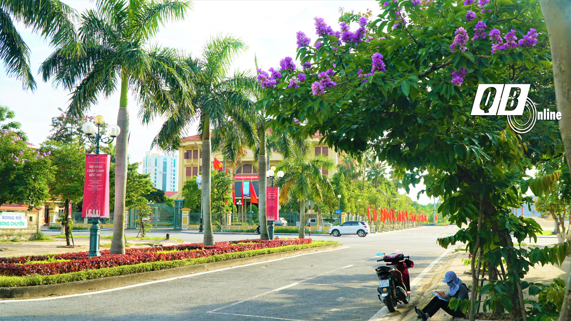Với cái nắng gắt của mùa hè, những cánh hoa bằng lăng vẫn không ngại ngần khoe sắc và tạo bóng mát cho người dân vào ngày hè nắng nóng.