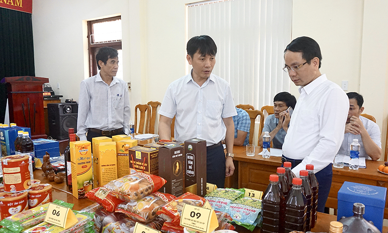 Đồng chí Phó Chủ tịch UBND tỉnh Phan Mạnh Hùng tham quan các sản phẩm tham gia bình chọn sản phẩm CNNTTB năm 2022.