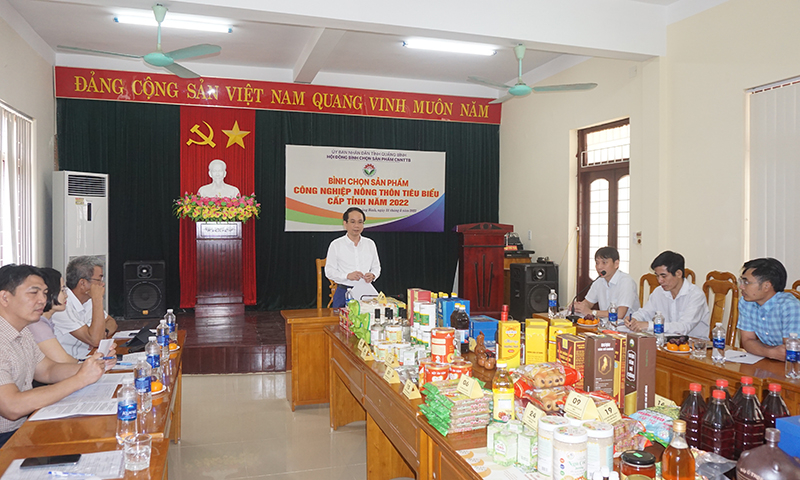 Đồng chí Phó Chủ tịch UBND tỉnh Phan Mạnh Hùng phát biểu tại buổi họp.