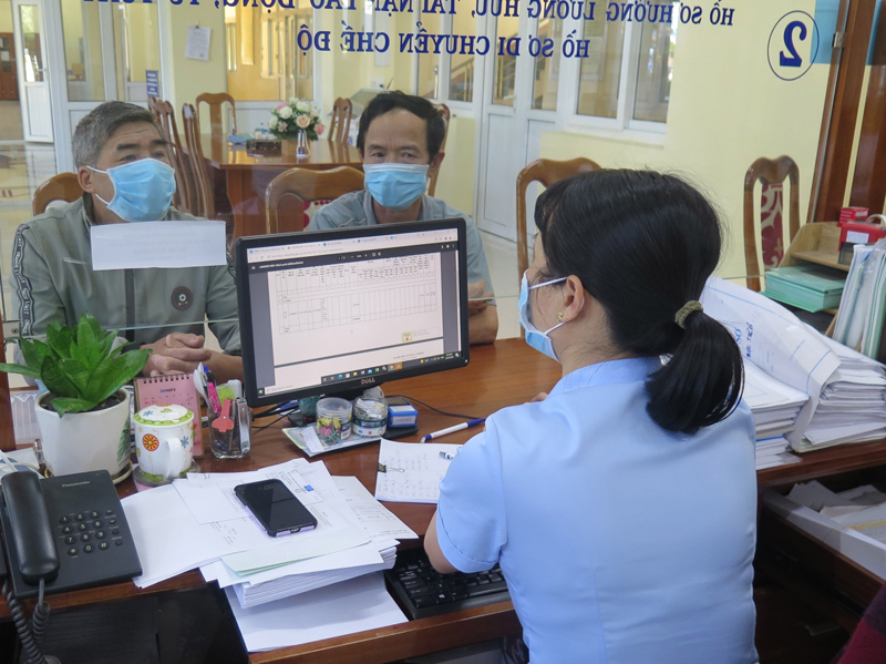 Cán bộ Bảo hiểm xã hội tuyên truyền để người dân không rút bảo hiểm xã hội một lần. Ảnh: Dư Toán – TTXVN
