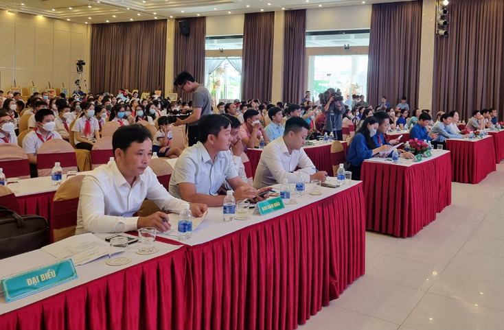  Các đại biểu tham gia buổi liên hoan.