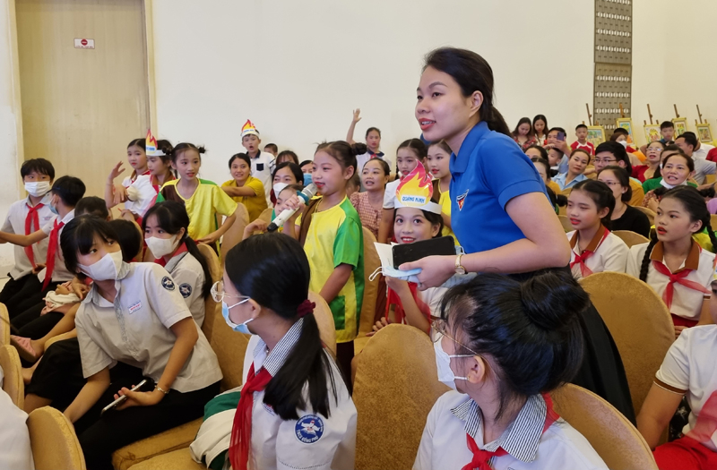  Các bạn học sinh phía dưới sân khấu cùng giao lưu về sự hiểu biết của mình trong việc phòng chống đuối nước cho trẻ em.