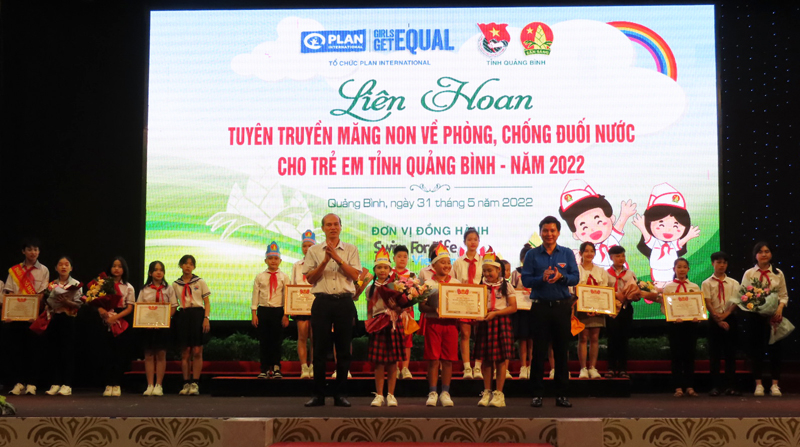 Ông Hoàng Văn Minh, Phó Chủ tịch UBMTTQ tỉnh và ông Đặng Đại Bàng, UVBCH Trung ương Đoàn, Tỉnh ủy viên, Bí thư Tỉnh Đoàn trao giả nhất cho đội Quảng Ninh.