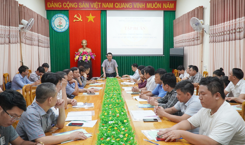 Đông đủ cán bộ y tế cơ sở tham gia lớp tập huấn.