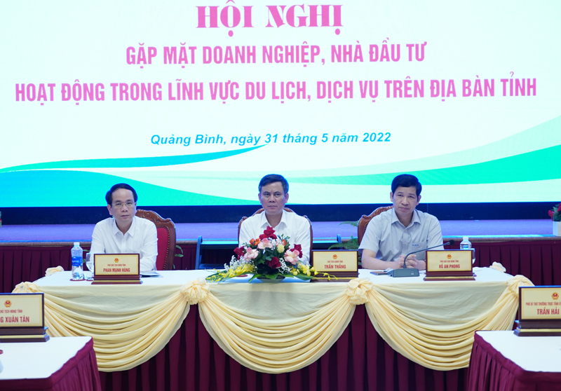 Đồng chí Chủ tịch UBND tỉnh Trần Thắng và các đồng chí Phó Chủ tịch UBND tỉnh chủ trì hội nghị.