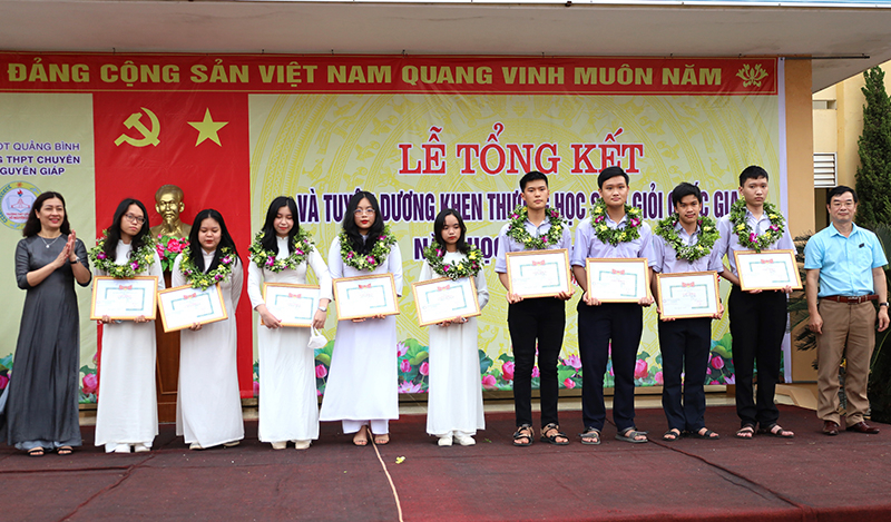 Lãnh đạo Trường THPT Chuyên Võ Nguyên Giáp tặng thưởng cho HS đạt giải cao tại Kỳ thi học sinh giỏi Quốc gia năm học 2021- 2022