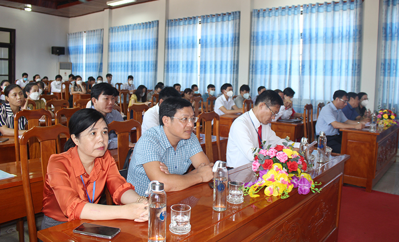 Các đại biểu tham dự lễ khai giảng.