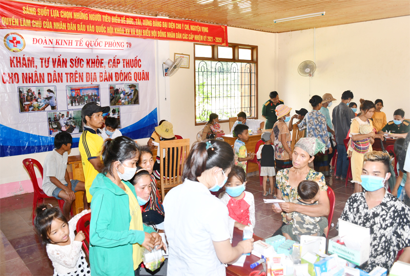 Có 213 đồng bào Vân Kiều được khám bệnh, cấp phát thuốc miễn phí trong đợt này.