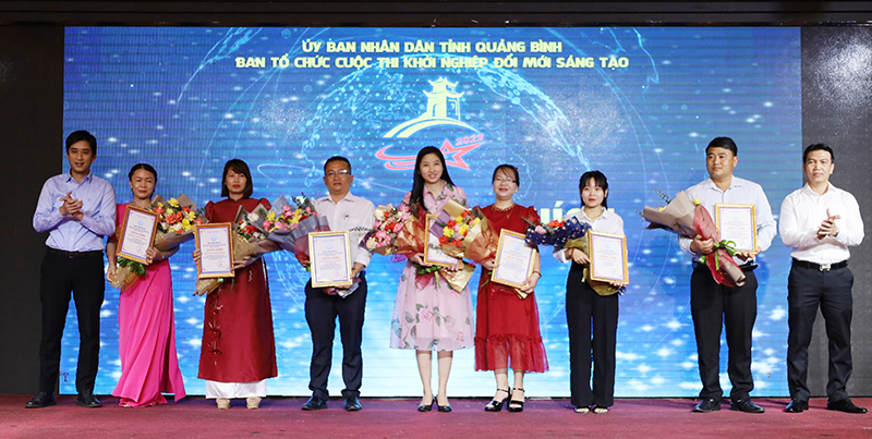 Đại diện Ban Tổ chức trao giải khuyến khích cho các tác giả, nhóm tác giả.