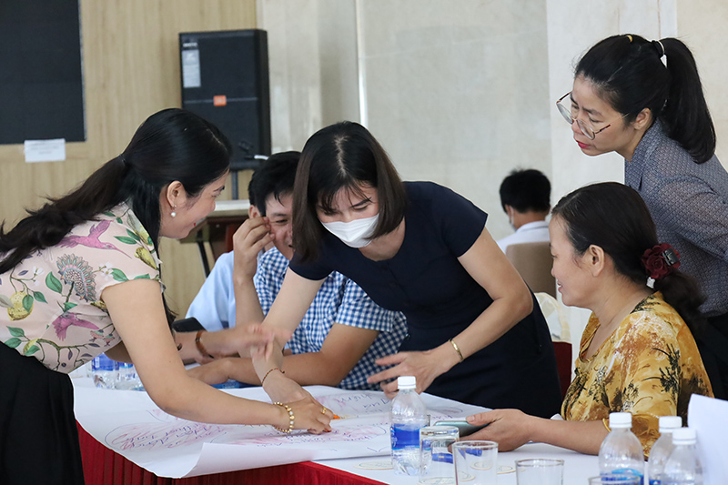 Ngoài các bài giảng, các học viên còn được thực hành và làm việc nhóm. 