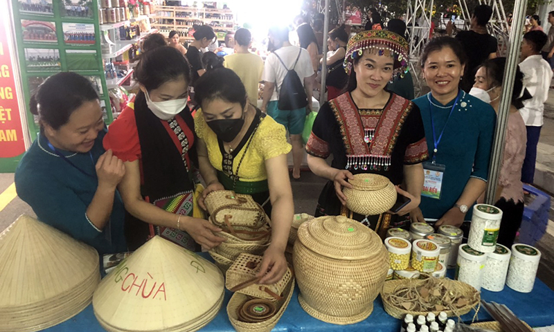 Các đại biểu tham quan gian hàng của Quảng Bình.