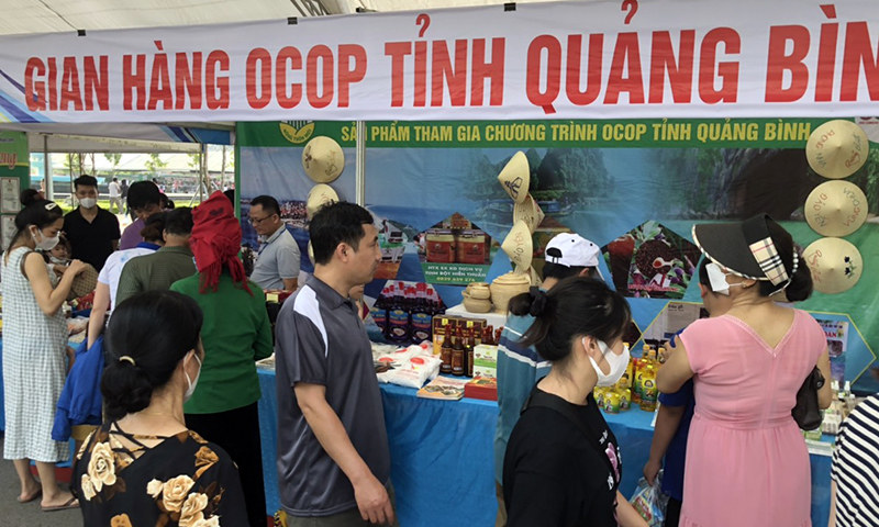 Các đại biểu tham quan gian hàng của Quảng Bình.