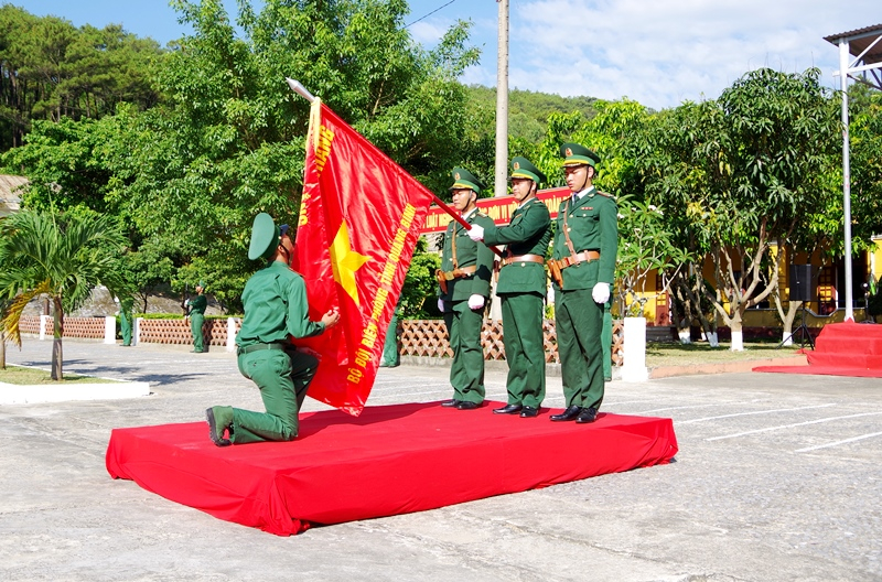 Chiến sĩ mới tuyên thệ trước Quân kỳ quyết thắng.