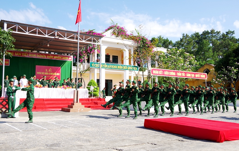  Chiến sĩ mới duyệt binh, diễu hành tại buổi lễ tuyên thệ.