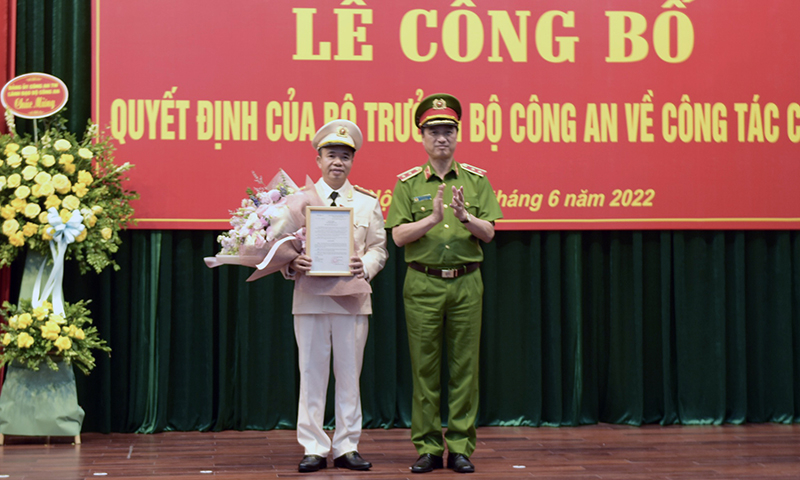 Đồng chí Trung tướng Nguyễn Duy Ngọc, Thứ trưởng Bộ Công an trao quyết định cho Đại tá Nguyễn Tiến Nam.