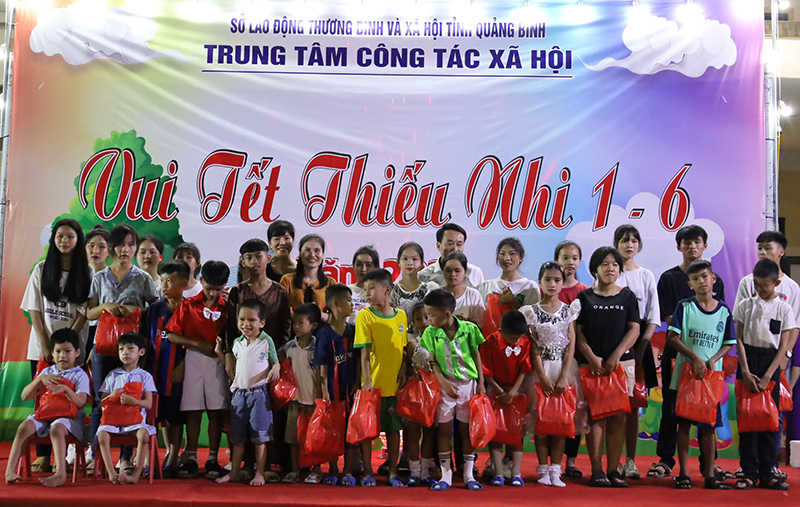 Trao quà cho các em đang được chăm sóc, nuôi dưỡng tại trung tâm.