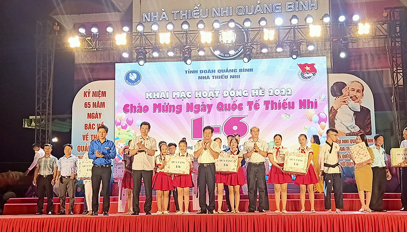 Lãnh đạo tỉnh cũng đại diện các cơ quan, ban ngành liên quan lên tặng quà cho các cháu thiếu nhi nhân ngày Tết thiếu nhi 1/6.