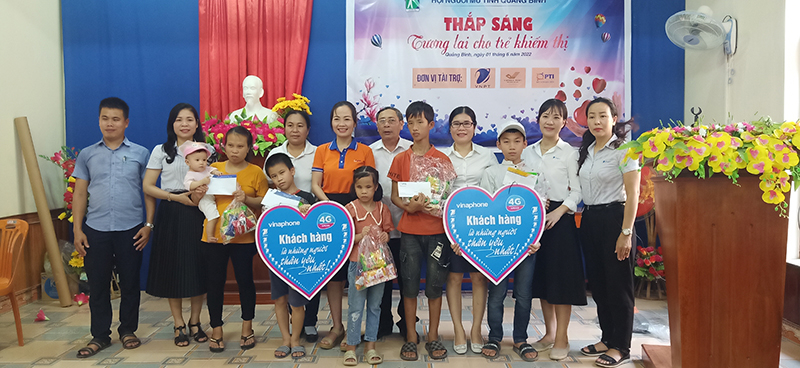 Các nhà hảo tâm trao quà 1/6 cho những trẻ em khiếm thị có hoàn cảnh khó khăn