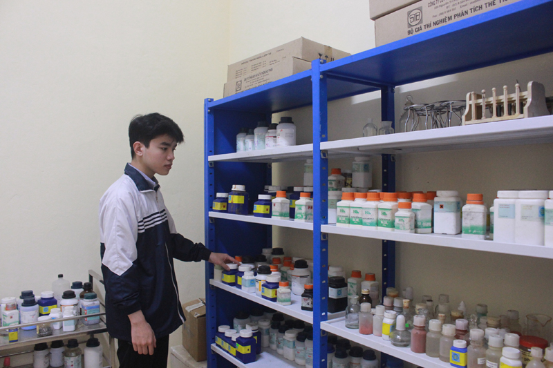 Phòng học môn Hóa học tại Trường THPT Minh Hóa được đầu tư khang trang, tạo điều kiện cho học sinh học tập, nghiên cứu.