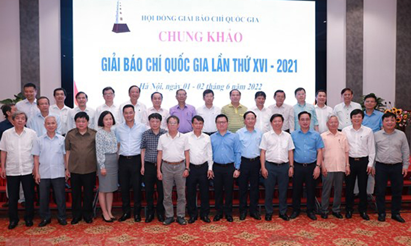 Các Ủy viên Hội đồng chung khảo Giải báo chí quốc gia lần thứ XVI - năm 2021. (Ảnh: Hoàng Hiếu/TTXVN)