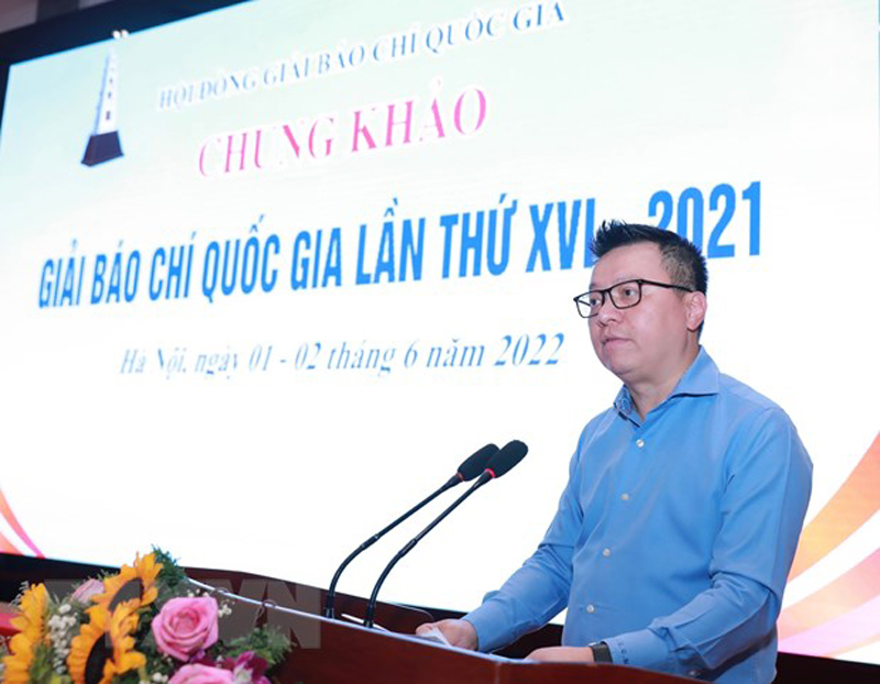 Phó Trưởng Ban Tuyên giáo Trung ương, Chủ tịch Hội Nhà báo Việt Nam, Chủ tịch Hội đồng Giải báo chí Quốc gia, Chủ tịch Hội đồng Chung khảo Giải báo chí Quốc gia lần thứ XVI - năm 2021, Tổng Biên tập Báo Nhân dân Lê Quốc Minh phát biểu bế mạc. (Ảnh: Hoàng Hiếu/TTXVN)