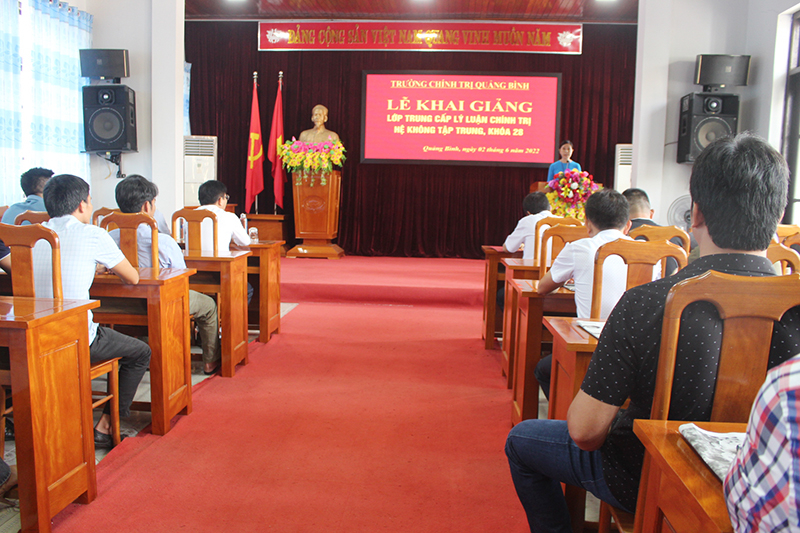  Toàn cảnh lễ khai giảng.