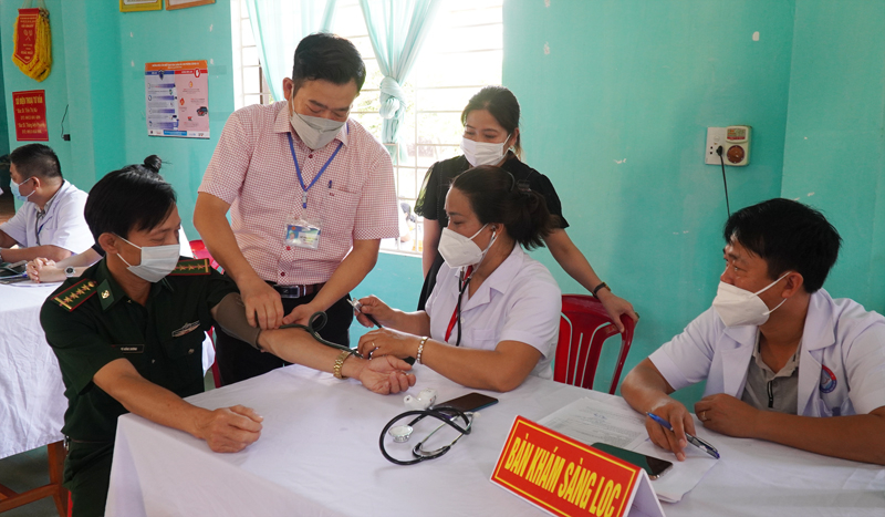 Đại diện lãnh đạo Sở Y tế kiểm tra, giám sát quy trình tiêm chủng vắc xin phòng Covid-19 tại TP. Đồng Hới.