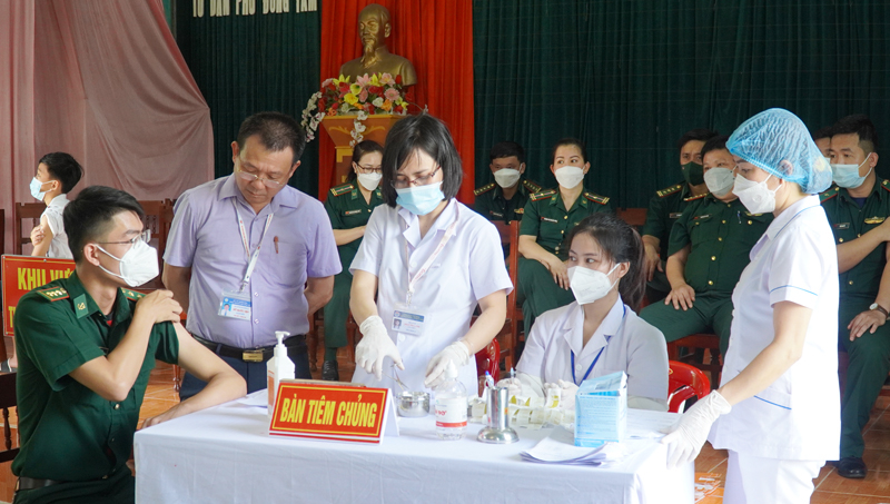 Bộ đội Biên phòng tỉnh thực hiện những mũi tiêm nhắc lại lần 2 đầu tiên tại điểm tiêm cố định của TP. Đồng Hới.
