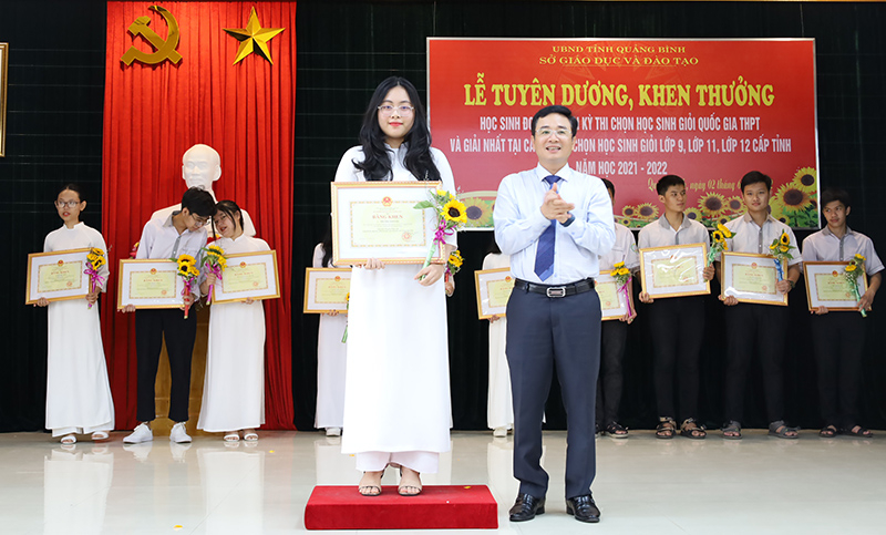 Đồng chí Đặng Ngọc Tuấn, Giám đốc Sở GD-ĐT tặng bằng khen của Bộ GD-ĐT cho 14 học sinh đoạt giải cao tại kỳ thi HSG Quốc gia.
