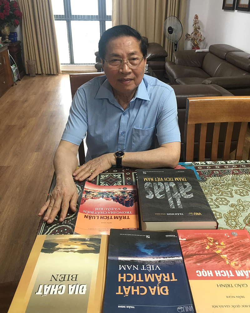 GS.TSKH.NGND Trần Nghi và một số sách do ông viết, làm chủ biên.