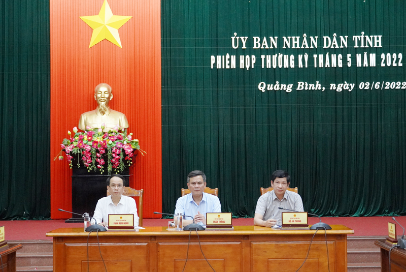 Đồng chí Chủ tịch UBND tỉnh và các đồng chí Phó Chủ tịch UBND tỉnh chủ trì phiên họp.