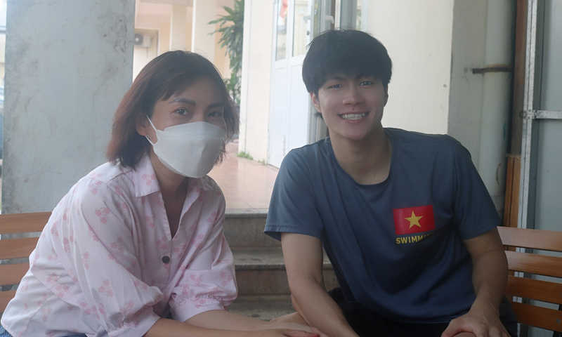 VĐV Trần Hưng Nguyên trò chuyện cùng PV Báo Quảng Bình.