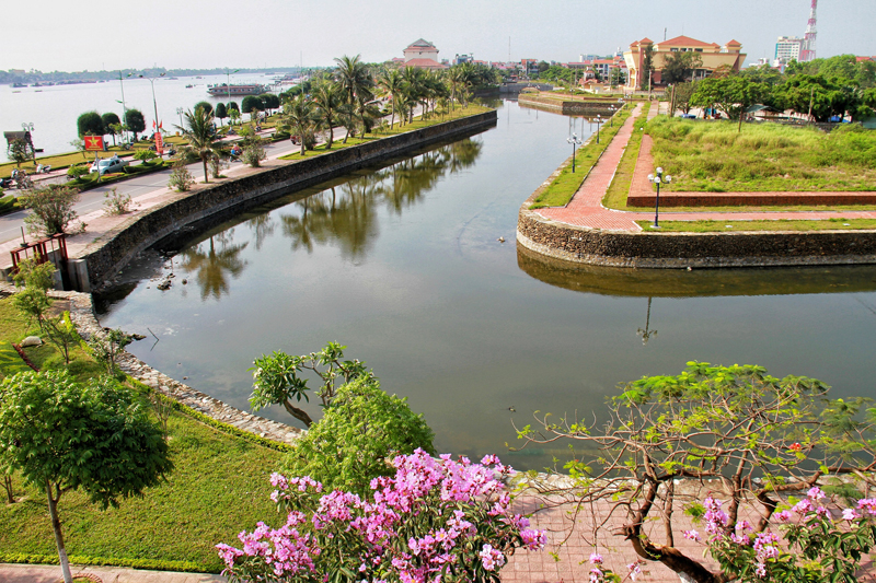 Hộ thành hào (hào nước bảo vệ thành) được giữ gìn sạch sẽ phong quang.