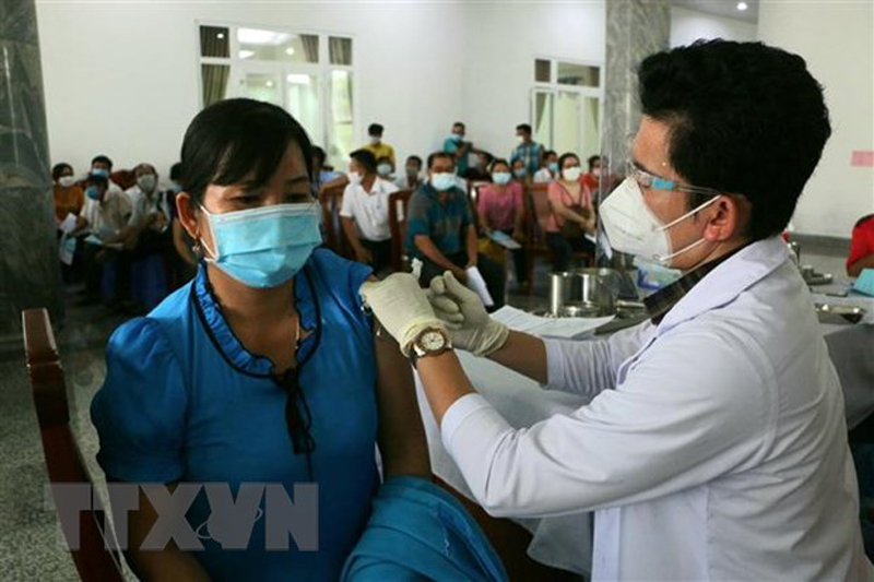Tiêm vaccine COVID-19 cho người dân thành phố Vị Thanh, Hậu Giang. (Ảnh: Duy Khương/TTXVN)