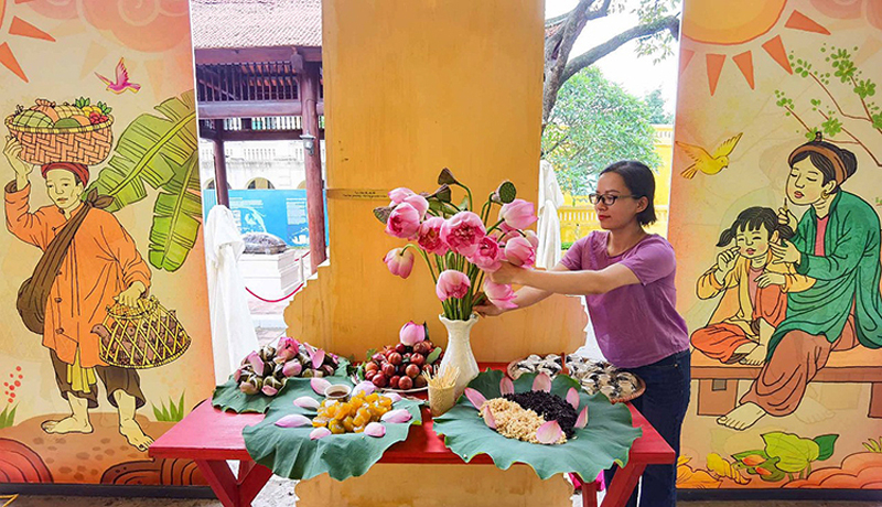 Sửa soạn mâm lễ vật cúng tổ tiên, thần linh trong ngày Tết Đoan Ngọ.